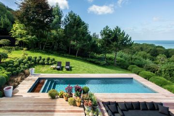 Luxe, calme et volupté... le vers de Baudelaire sonne comme une évidence et semble aussi dresser le portrait de cette création de piscine dans ce cadre si privilégié.