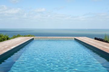 Le camaïeu de la piscine répond à celui d'une mer aux tons gris-verts souvent agitée de courants violents et qui vit au rythme des marées.