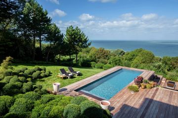 Piscinelle sur-mesure 10m x 3m avec vue plongeante sur la Manche (crédit photo : Fred Pieau).