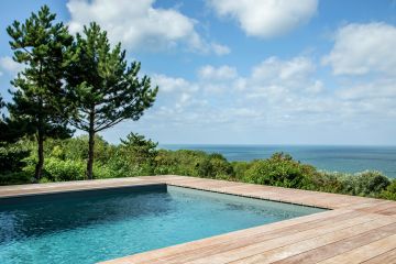 La piscine est en partie hors-sol et l'on aperçoit ici son extrémité qui se découpe sur le décors paysagé par les siècles.