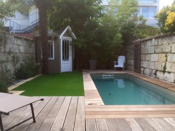 Une Piscinelle iki avec un liner vert argile et un mur filtrant en inox.