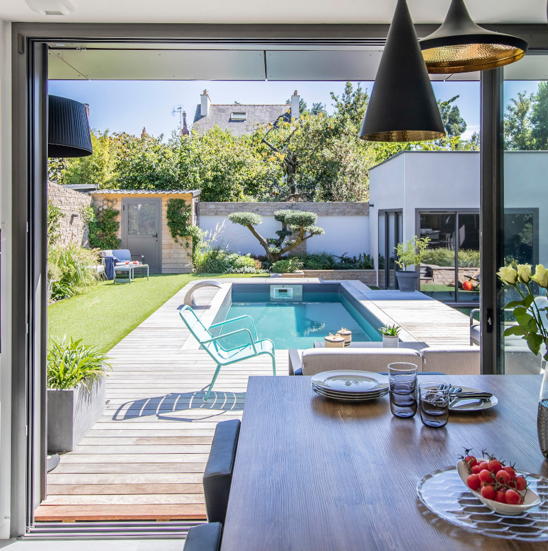 Un sentiment d'être en vacances depuis sa cuisine grâce à la présence de la piscine.