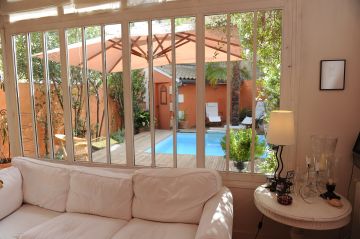 La Piscinelle et sa terrasse en ipé font parti de la maison