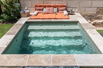 La piscine est équipée d'un Escabanc droit de 3 marches, lieu de détente, de jeu et aussi le moyen de descendre doucement dans l'eau du bassin pour se rafraîchir des chaleurs bordelaises.