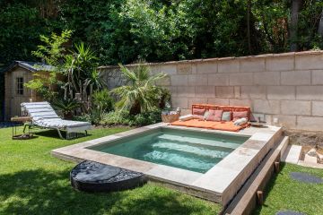 La piscine carrée apporte une simplicité et un design qui donnent au jardin de cette échoppe bordelaise une nouvelle dimension.