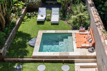 Jardin petit, mais jardin de caractère. Le travail de paysagisme qui a servi de base au projet piscine prévoyait la création d'une forêt luxuriante… au cœur de la belle endormie.