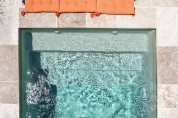 Tout en douceur... les tons émeraudes de l'eau cristalline et ceux beiges de la pierre naturelle sont un repos pour l'œil. 