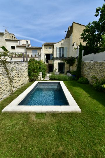 Petite piscine de 10m² entre quatre murs en Provence ne nécessitant pas de déclaration préalable de travaux.