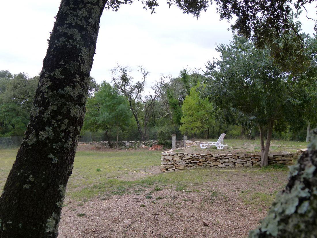 Le terrain disposait d'une terrasse naturelle bordée d'un mur traditionnel en pierres sèches