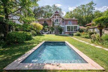 Une Piscinelle avec des margelles en briques, les mêmes que celles qui ont servi à bâtir la maison. Pour une parfaite harmonie.