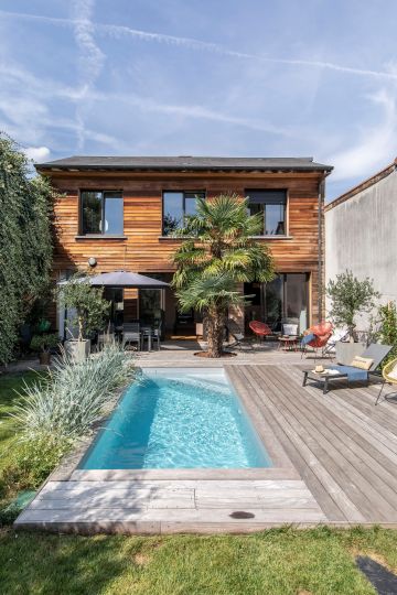 Dans un jardin clos de murs, un espace piscine paysagé métamorphose complètement l'ambiance et apporte de la sérénité.