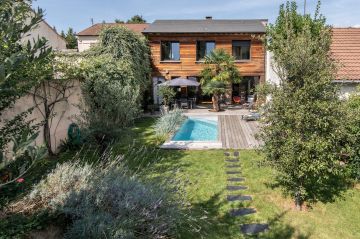 Petit havre de paix, perle dans son écrin, la piscine brille au milieu du jardin.