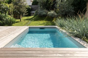 L'eau est l'élément maître, symboliquement, la piscine a été placée au centre, entre les deux murs du jardin pour rappeler sa place initiale.