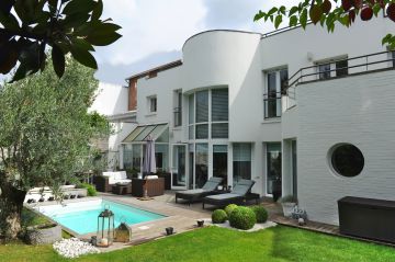 Petite piscine créée en collaboration avec l'architecte d'intérieur Virginie Cauet.