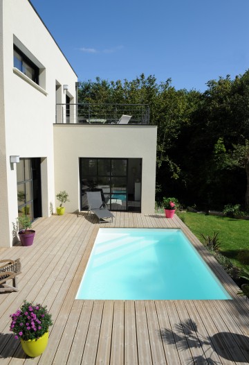 Petite piscine contemporaine avec terrasse en bois