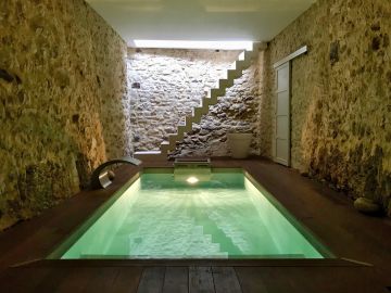 Petite piscine d'intérieur avec un escalier d'architecte.