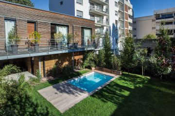 Petite piscine citadine dans un milieu urbain