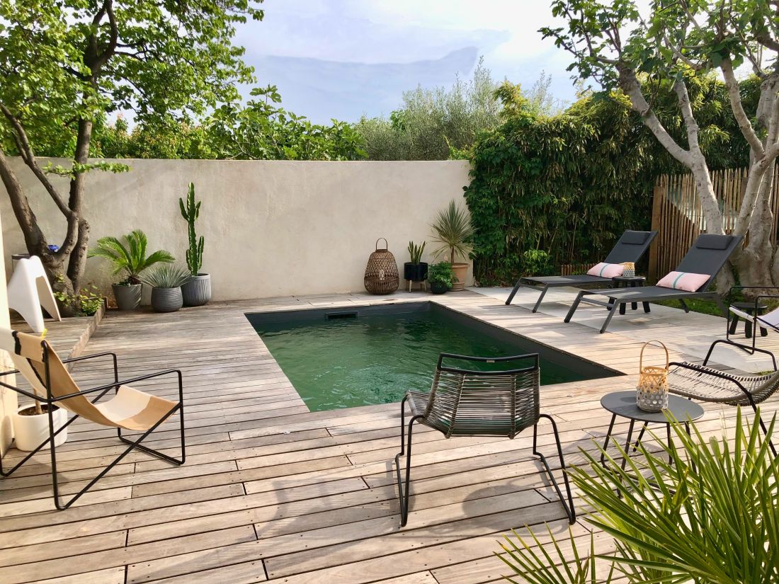 Au cœur de Marseille, cette Piscinelle de 10m² dégage un calme particulier et fait comme une respiration à chaque fois qu’on la regarde.