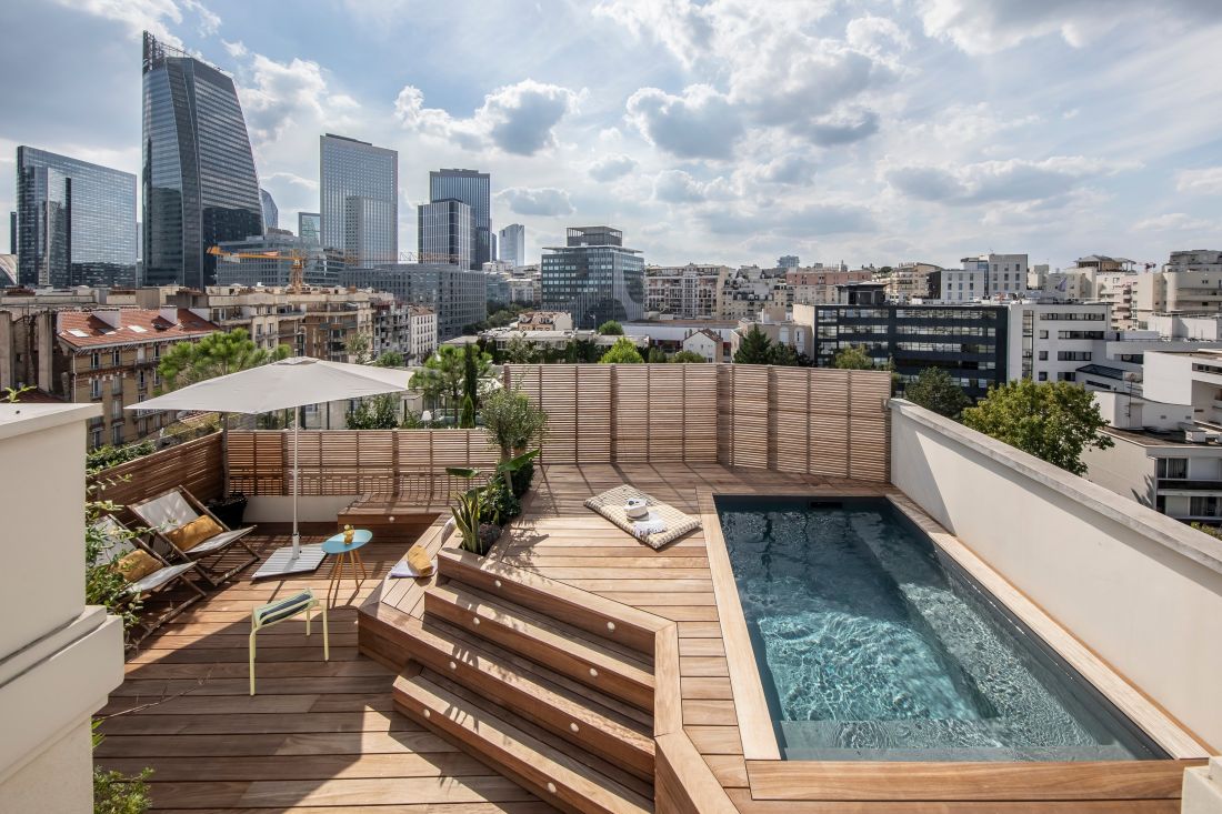 Trophée d’Argent 2022 - Catégorie “Piscine de moins de 10m² ” pour ce petit bassin installé en toit-terrasse avec une vue imprenable sur les gratte-ciel du quartier d’affaires de la Défense. (crédit photo : Fred Pieau).