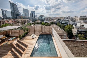 Les espaces extérieurs sont étagés en terrasses, celle-ci n'avait guère de destination avant la conception d'un projet Piscinelle abouti.