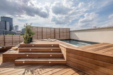 Les éclairages extérieurs intégrés aux marches soulignent le rythme et apporte une modernité à la terrasse. A droite, sous la terrasse est installé l'ensemble du local technique.