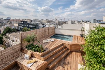 Petite piscine installée hors-sol sur un toit terrasse sans toucher à l'étanchéité du bâtiment..