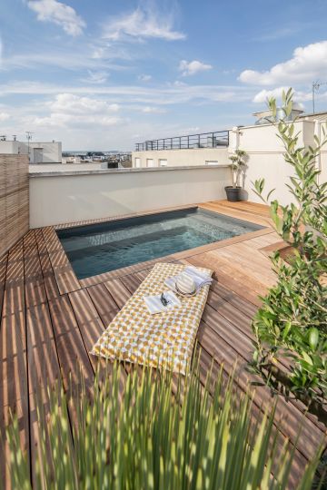 L'art de vivre de la piscine est aussi simple que le bruissement de l'eau, un drap de bain et un livre...