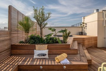 Une sobriété jusque dans la décoration de l'espace piscine qui repose sur des éléments simples, rassurants, comme évidents.