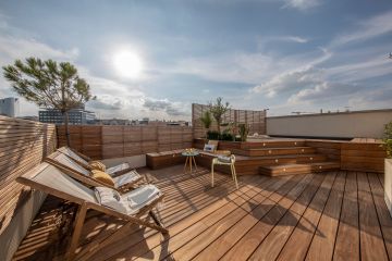 Le soleil se couche cet piscine à la Défense, mais est-ce encore un ciel francilien ? Est-on encore à Paris ?