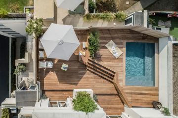 Sur un toit terrasse au milieu des gratte-ciel, une Piscinelle crée le charme dans un petit espace.