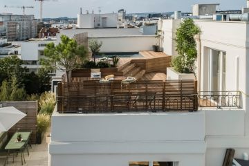 Vue au drone, l'espace piscine semble se réduire à peu de mètres carrés... pourtant quel impact dans le plaisir ressenti à habiter cet appartement chaque jour.