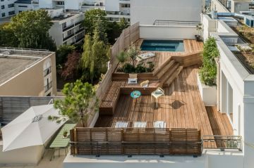 La perle d'eau aux reflets gris qui se niche sur le toit terrasse est aussi insoupçonnable que le lys blanc ne l'est dans la graine tombe du panier... une promesse en devenir.