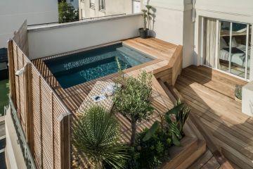 Exemple de sobriété, cette petite piscine est de petite dimensions, peu profonde, et apporte tout l'art de vivre que l'on peut en attendre.