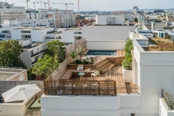 Espace atypique, oasis au cœur de la ville, niché sur le toit d'un immeuble, cette petite piscine est la quintessence d'un savoir-faire : celui d'un savoir vivre pleinement.