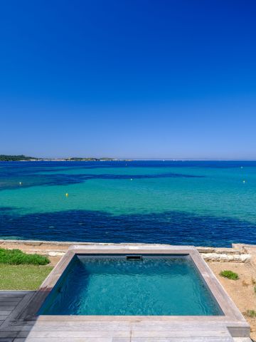 Le platelage conduit à la maison, la margelle conduit à la mer. Entre les deux, moins de dix mètres carrés suffisent.