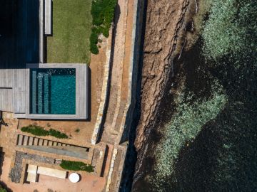 À la verticale, le carré se lit comme une mesure posée sur le désordre du littoral varois.
