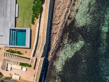 Moins de dix mètres carrés au bord d'une immensité : la disproportion est assumée, elle fait tout le propos.