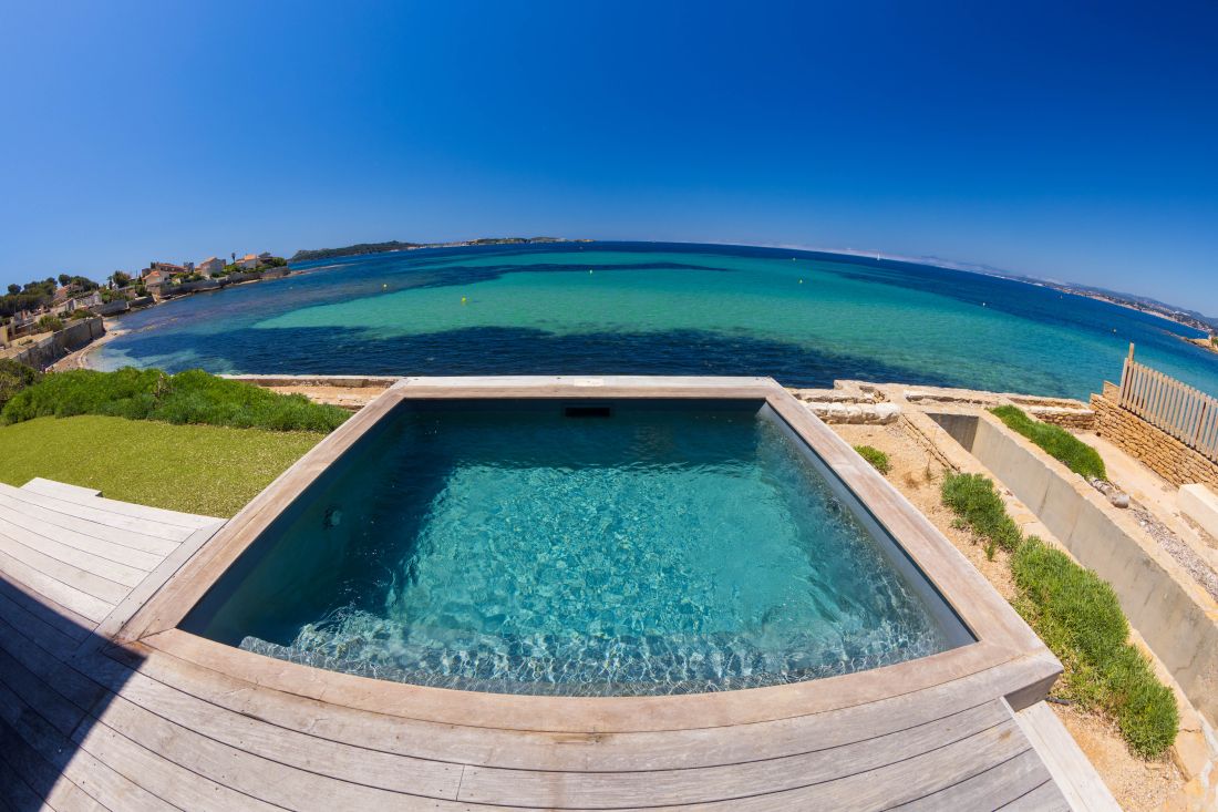Fin de matinée. L'eau est à température, la baie est vide, et l'heure qui vient ne se découpe plus en tâches.