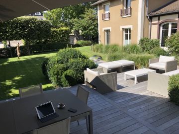 La piscine est le petit carré d'eau qui agit comme un apaisement, une source d'équilibre dans le quotidien et notamment celui du télétravail.