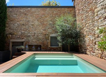 La piscine est installée entre 3 murs de pierres sèches de Bourgogne et ses tons sont en harmonie avec cet environnement.