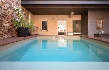 Le patio a été envisagé selon les mêmes préoccupations habituellement appliquées aux pièces intérieures... la piscine est ici conçue comme indissociable de la maison.