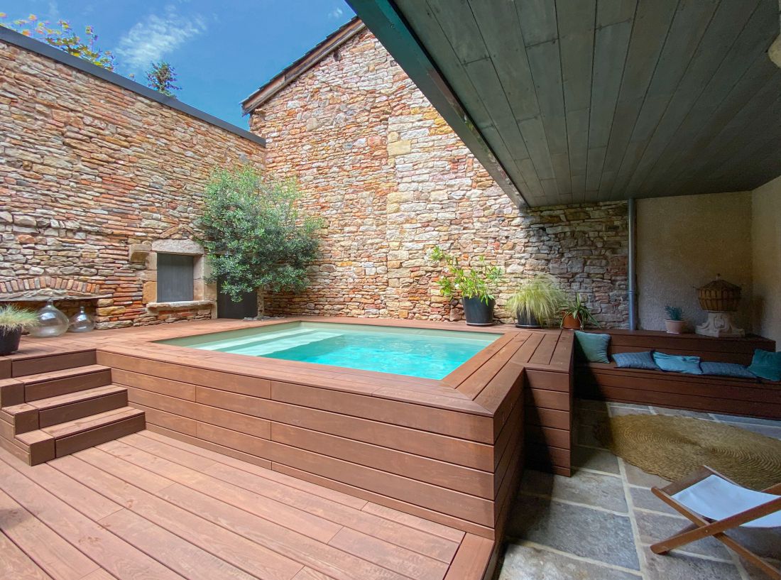 La petite piscine hors-sol donne une dimension complètement nouvelle au patio de cette maison de ville.