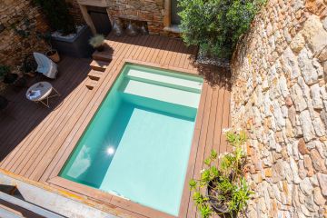 Quand le soleil est à l'aplomb du bassin, la piscine devient le miroir où laisser glisser les heures dans cette petite cour intérieure...