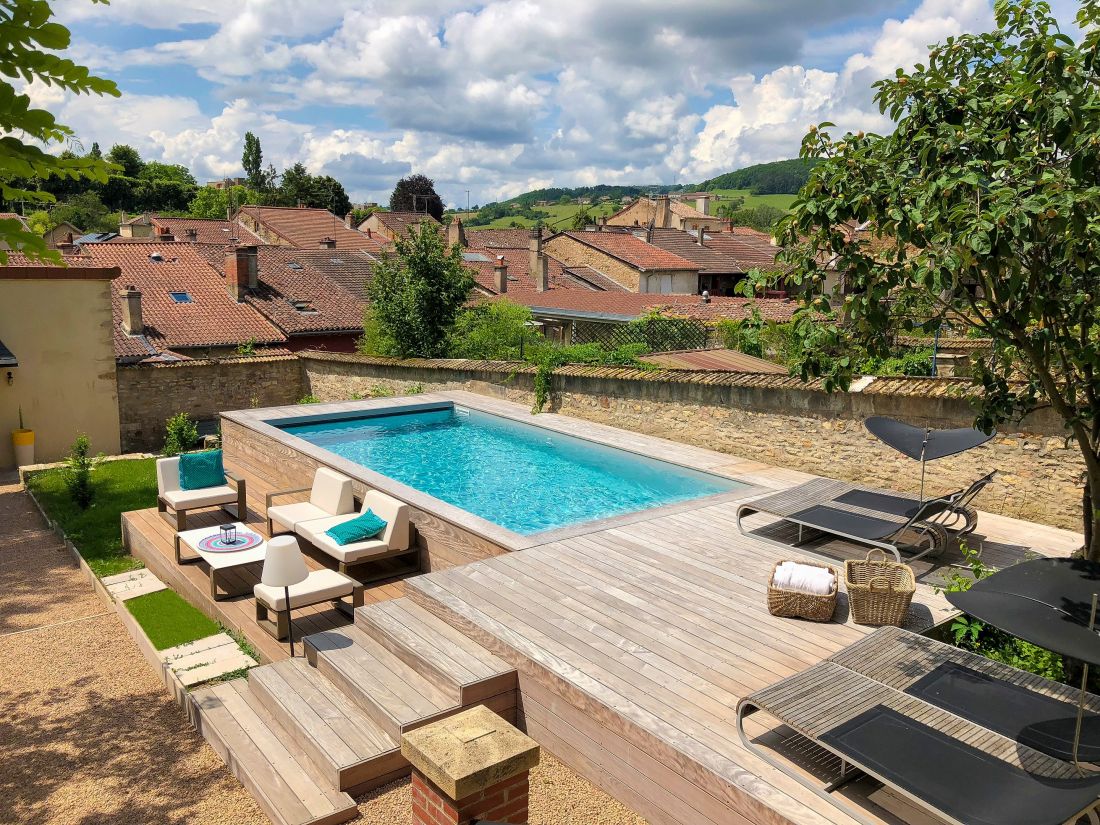 Piscine et terrasse entièrement réalisés sur-mesure dans un espace clos de murs en collaboration avec le cabinet d'architecte en charge de cette réalisation de gîte.