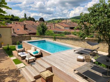 Petite piscine hors-sol avec un superbe travail sur l'aménagement de la terrasse en ipé sur plusieurs niveaux - Maison Tandem à Cluny.