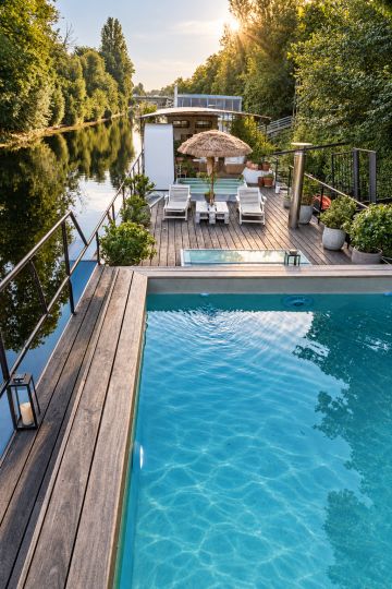 Piscine hors sol sur péniche Seine - vue d'ensemble