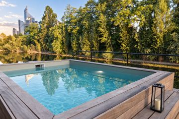 Piscinelle carrée sur péniche - berges Seine boisées