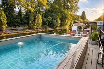 Piscine sur péniche Seine - pont teck et végétaux
