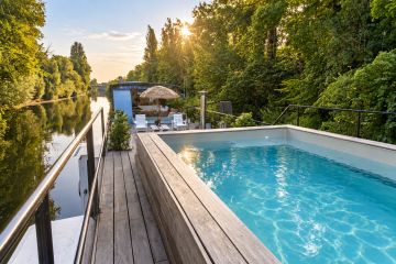 Péniche piscine Piscinelle - vue depuis les berges