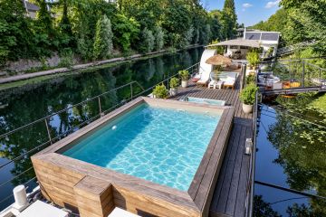 Piscinelle péniche Seine - eau turquoise et pont bois